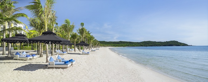  Bờ cát trắng mịn và nước biển xanh như ngọc tại Bãi Kem, Phú Quốc. Ảnh: JW Marriott Phu Quoc Emerald Bay Resort